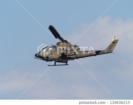 飛行中的反坦克直升機 AH-1S 眼鏡蛇 110636213