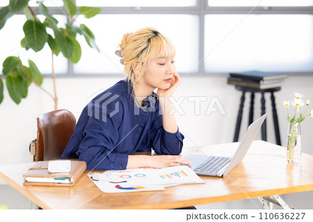 商業在電腦上工作的年輕女子 商業在電腦上工作的年輕女子 110636227