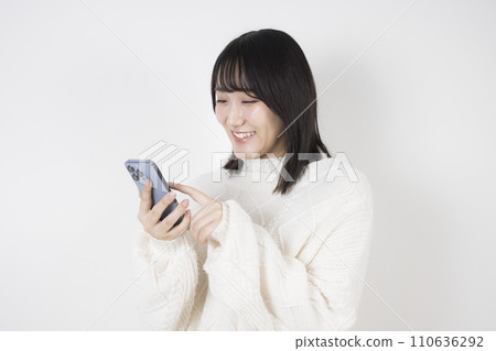 使用智能手機的女人 110636292