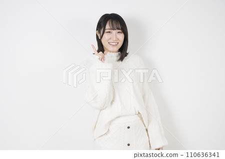 年輕女子用右手指著白色背景 年輕女子用右手指著白色背景 110636341