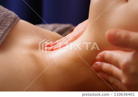 一位女士在頸部和小臉周圍接受按摩 一位女士在頸部和小臉周圍接受按摩 110636401