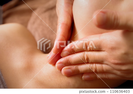 一位女士在頸部和小臉周圍接受按摩 一位女士在頸部和小臉周圍接受按摩 110636403