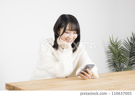 使用智能手機的女人 110637005