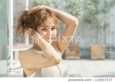 美麗、瑜珈、日光浴和醫療保健形像中的女性形象 110637157