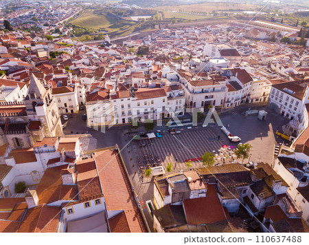 Aerial panoramic view of Elvas sity with main square and cathedral 110637488
