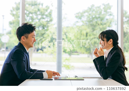 微笑支持同事的女商人、男商人（同事、辦公室戀情、鼓勵） 110637892