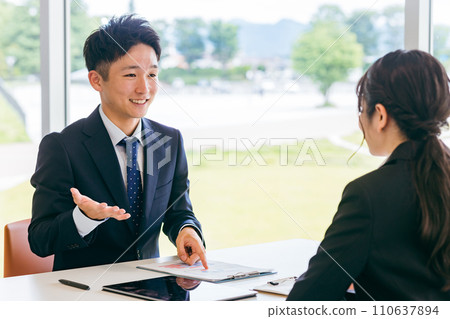 亞洲商人與穿西裝的女人會面(面試、聽證會、銷售) 亞洲商人與穿西裝的女人會面(面試、聽證會、銷售) 110637894
