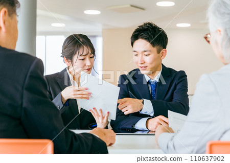 檢查合約的男性和女性商人(遺囑/司法書士) 檢查合約的男性和女性商人(遺囑/司法書士) 110637902