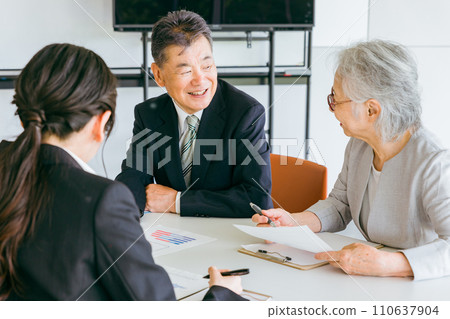 老夫婦檢查擬提交的文件（資產管理/投資/金融產品） 110637904