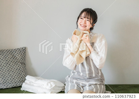 Young housewife folding laundry (softener, fragrance, newlyweds) Young housewife folding laundry (softener, fragrance, newlyweds) 110637923