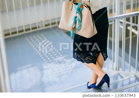 下樓梯的女商人(腳/運動/飲食) 下樓梯的女商人(腳/運動/飲食) 110637943