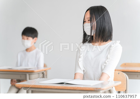 小學生在學校教室裡戴著口罩上課 110637957