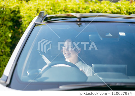 女司機開車(安全駕駛、安全帶、安全確認) 女司機開車(安全駕駛、安全帶、安全確認) 110637984