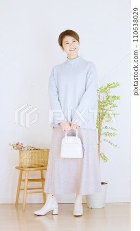 Fashion coordination of women's winter clothes, whole body (portrait) Fashion coordination of women's winter clothes, whole body (portrait) 110638029