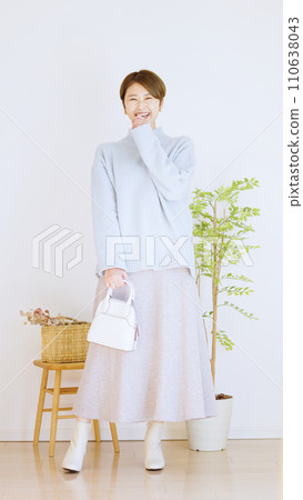 冬季女裝時尚搭配全身(肖像) 冬季女裝時尚搭配全身(肖像) 110638043