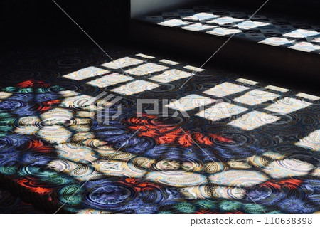 德黑蘭一座清真寺的彩色玻璃 110638398