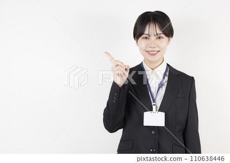 婦女指著手指 婦女指著手指 110638446