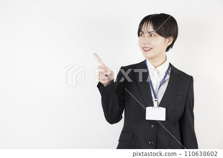 女人指著 110638602