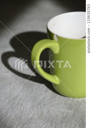 窗台上的綠色咖啡杯 110638763