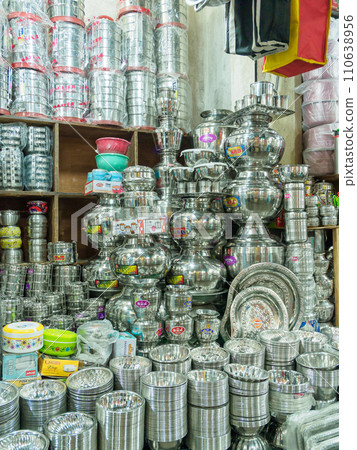 印度_賣金屬容器的商店風景[市場] 110638956