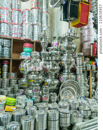 印度_賣金屬容器的商店風景[市場] 110638957