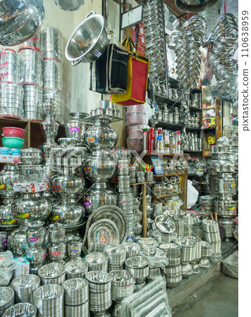 印度_賣金屬容器的商店風景[市場] 110638959