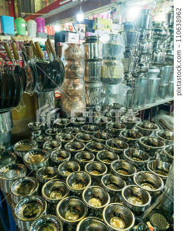 India_Scenery of shops selling metal containers [Market] 110638962