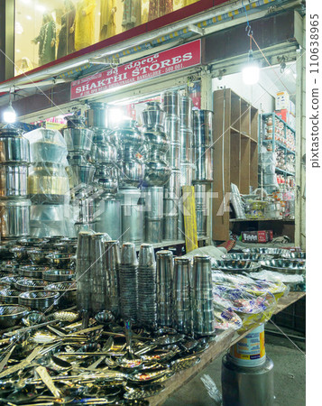 India_Scenery of shops selling metal containers [Market] 110638965