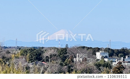 從千葉縣佐倉市看到的白天的富士山 110639311