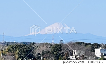從千葉縣佐倉市看到的白天的富士山 110639312
