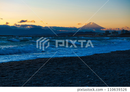 南部海灘 - 冬天從茅崎海岸看到的富士山 110639326
