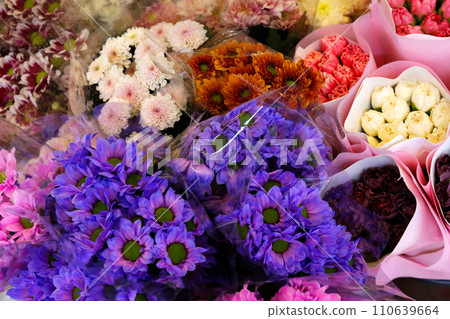 在一家花店排隊的七彩花朵 110639664