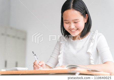 Upper grade elementary school students studying at school classes/cram schools (cram schools/summer classes) Upper grade elementary school students studying at school classes/cram schools (cram schools/summer classes) 110640025
