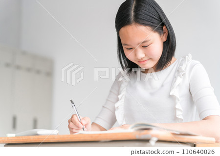 在校班/補習班(補習班/暑期班)學習的高年級小學生 在校班/補習班(補習班/暑期班)學習的高年級小學生 110640026