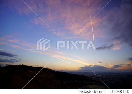 生駒山 - 日落後延伸至夕陽的尾跡 生駒山 - 日落後延伸至夕陽的尾跡 110640128