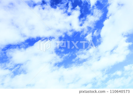 清爽的藍天雲景與複製空間 110640573