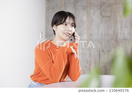 用智慧型手機交談的捷徑的年輕女子 用智慧型手機交談的捷徑的年輕女子 110640576