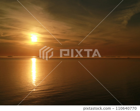 從船上看黎明的波羅的海 從船上看黎明的波羅的海 110640770