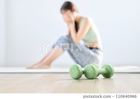 A woman feels depressed because her home training doesn't go well. A woman feels depressed because her home training doesn't go well. 110640966