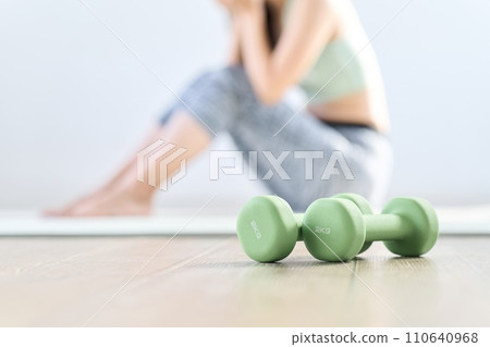 A woman feels depressed because her home training doesn't go well. A woman feels depressed because her home training doesn't go well. 110640968