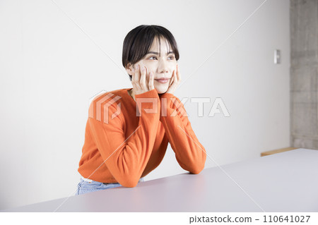 一位年輕女子托著下巴思考 110641027