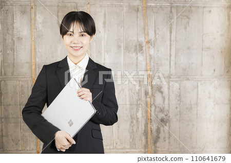 帶筆記本電腦的西裝的女人 110641679
