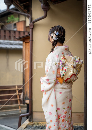 穿著和服的女人,日本京都傳統建築背景 穿著和服的女人,日本京都傳統建築背景 110641771