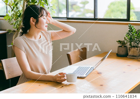 Women who are tired from computer work (eye strain, dry eyes, stress, VDT syndrome, headache, dizziness) 110641834