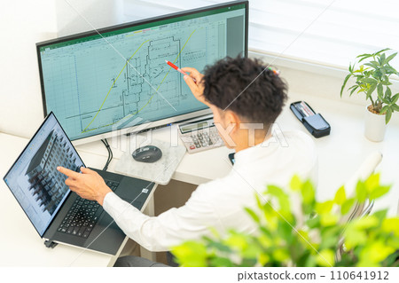 First-class male architect explaining construction schedule, network schedule, construction supervision First-class male architect explaining construction schedule, network schedule, construction supervision 110641912