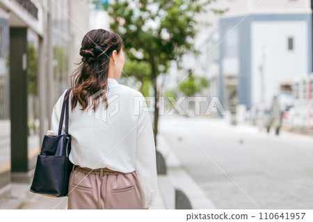 辦公區步行/通勤的女商人的後視圖(職業母親、職業母親、遊客) 辦公區步行/通勤的女商人的後視圖(職業母親、職業母親、遊客) 110641957