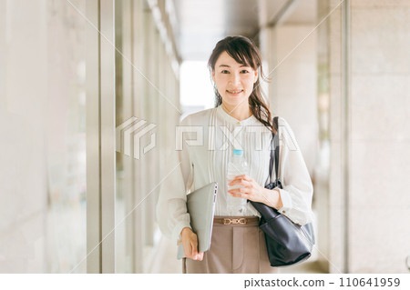 A fulfilling business woman/career woman who comes to work, commutes, and works at a large company (flex time, freedom, benefits) 110641959