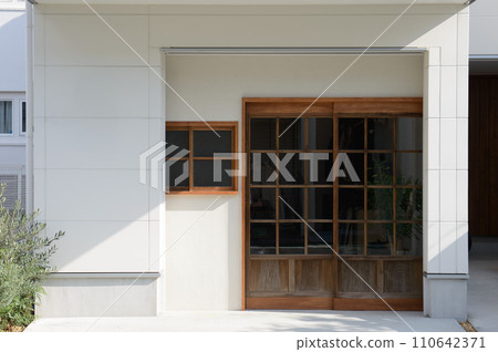 白色建築,入口採用仿古配件,店面外觀,裝潢風格,古老民居風格入口 白色建築,入口採用仿古配件,店面外觀,裝潢風格,古老民居風格入口 110642371