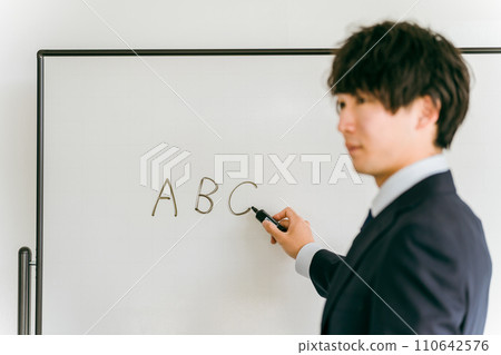 一個在白板上寫字的人（補習班導師、老師、講師） 110642576