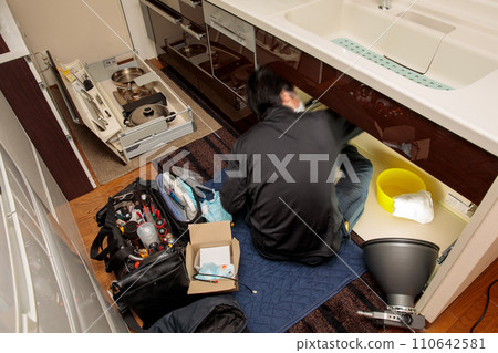 修復廚房水龍頭管道問題的工作場景 110642581